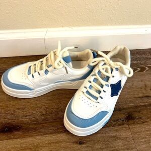 Girls/junior sneakers white with blue detailing.